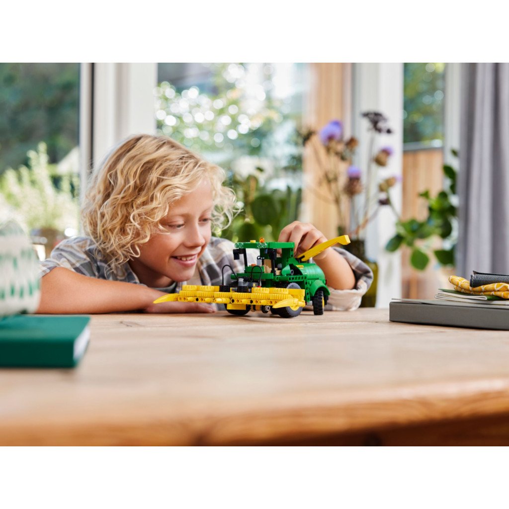 Конструктор LEGO Technic Кормозбиральний комбайн John Deere 9700 559 деталей (42168)