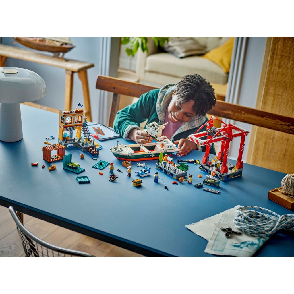 Конструктор LEGO City Морська гавань із вантажним судном (60422)