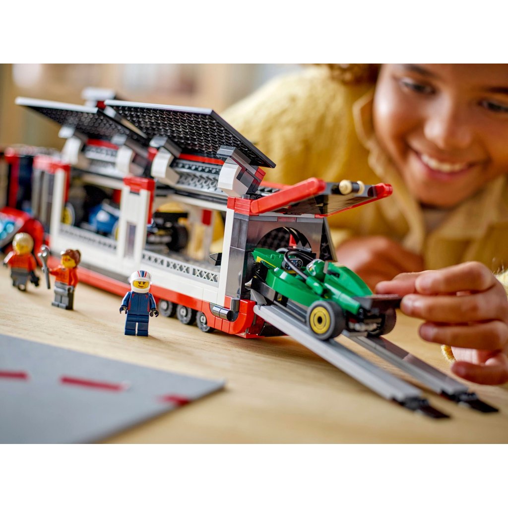 Конструктор LEGO City Вантажівка F1 з автомобілями RB20 та AMR24 (60445)