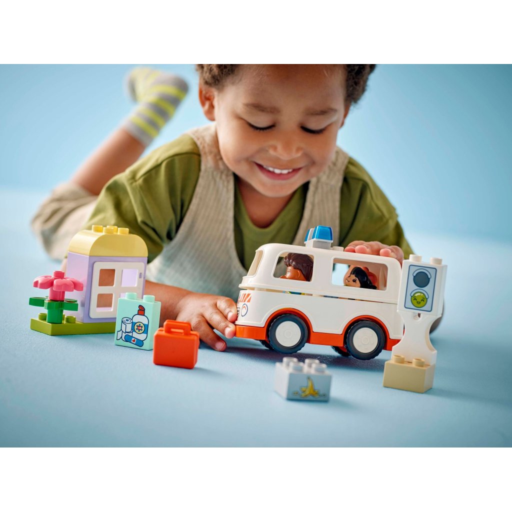 Конструктор LEGO DUPLO Town Швидка допомога та водій (10447)